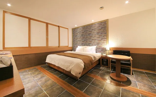 Premium, Queen Bed, No Parking، Hotel Leaders 1/4