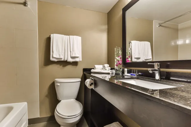 Room, 2 Queen Beds, Atrium View, No Elevator، Best Western Plus Leamington Hotel and Conference Centre 4/4