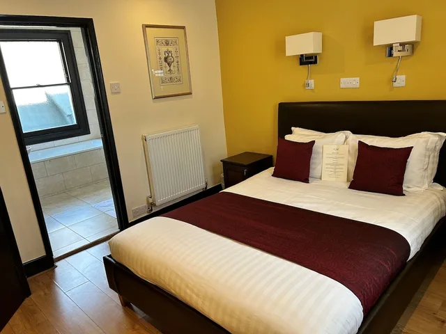 Superior, Queen Bed, La Gaffe 4/10