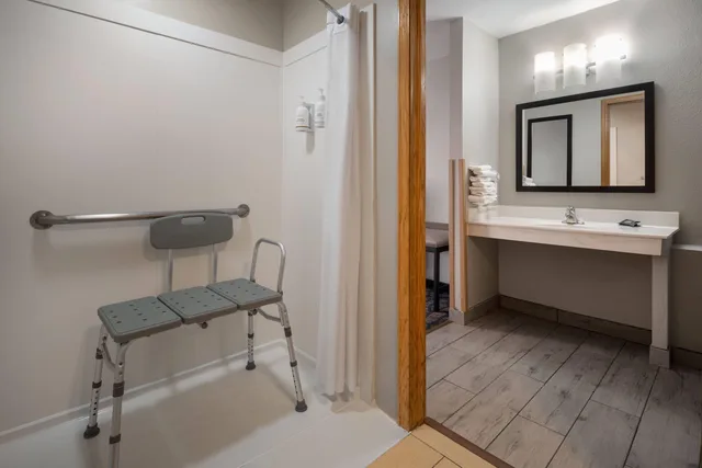 جناح بسريرين مزدوجين بغرفتين لذوي الإعاقة، Baymont By Wyndham Waukesha 3/3