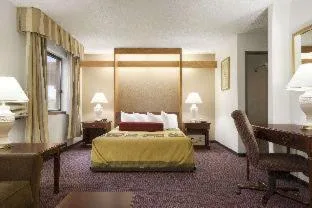 غرفة، Super 8 By Wyndham Milwaukee Airport 1/1