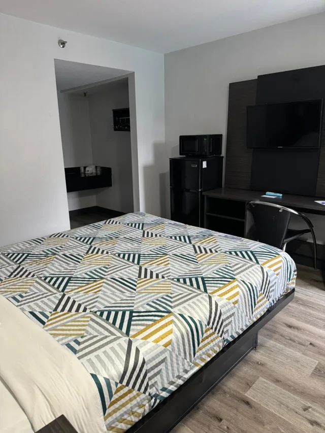 Deluxe, Queen Bed, Motel6 Bradenton, FL 9/10