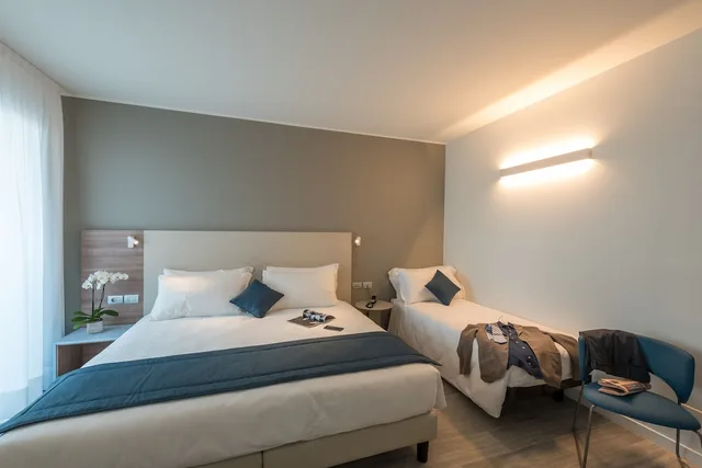 غرفة ثلاثية بسرير كينج وسرير فردي، Hesperia Hotel & Residence 1/10