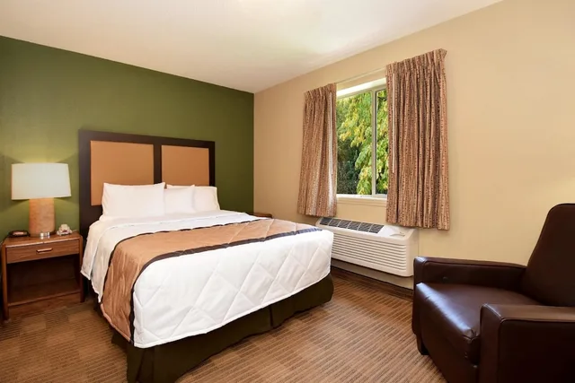 غرفة بسرير كوين بمطبخ، Studio6 Suites Jackson Ridgeland MS 3/10