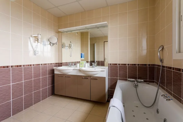 غرفة عائلية بسرير مزدوج، Brit Hotel Fougeres - Hotel Du Parc 3/3