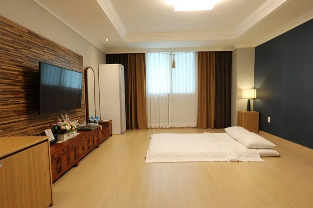 Ondol, Style, Futon Bed، Empire Tourist Hotel 1/2
