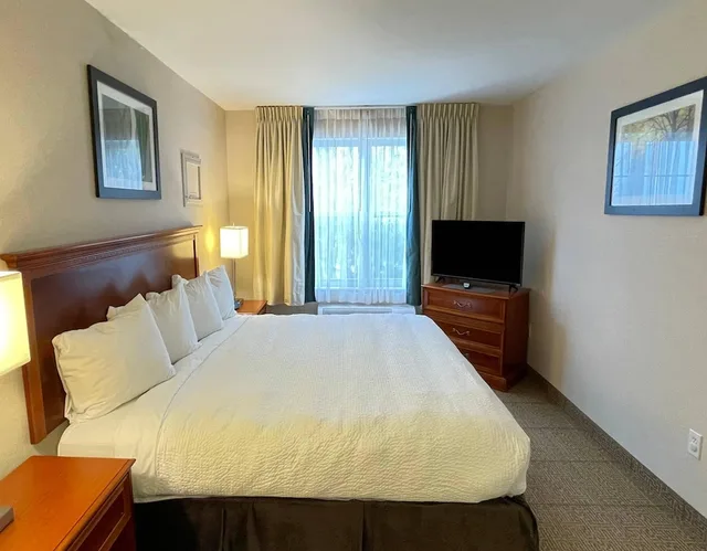 جناح بسرير كينج مع أريكة بحوض جاكوزي، Smart Suites, an Ascend Collection Hotel 3/10
