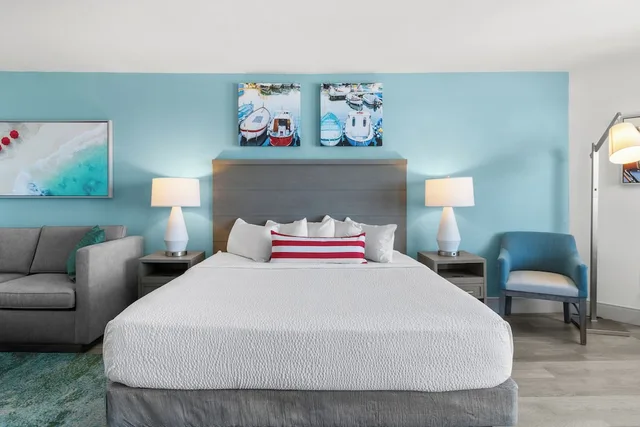 Efficiency, Pinnacle, Deluxe, King Bed, Ocean View, Compass Cove Resort 3/5