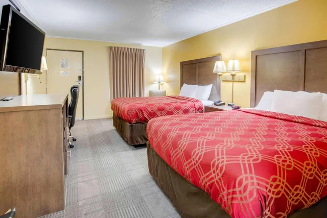 غرفة بسريرين كوين، Econo Lodge Lenoir City 2/3