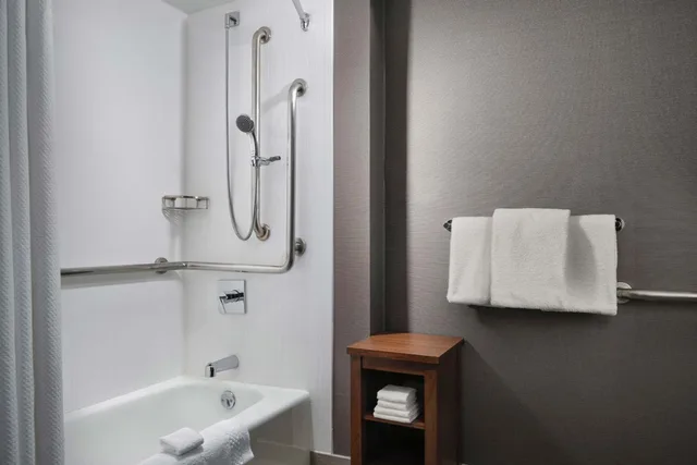 غرفة بسرير كوين بحوض استحمام لذوي الإعاقة، Courtyard Los Angeles Century City Beverly Hills 9/10