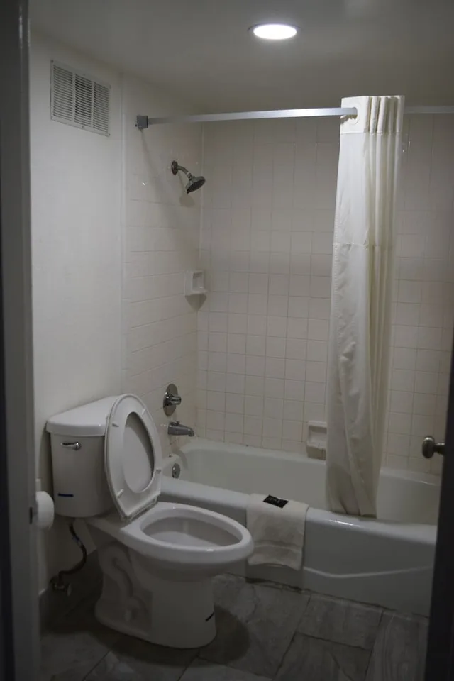 غرفة بسرير كينج بحوض جاكوزي للمدخنين، Americas Best Value Inn & Suites Murfreesboro 3/4