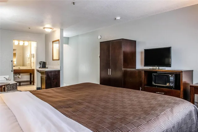 جناح بسرير كينج، Clarion Hotel By Humboldt Bay 1/5