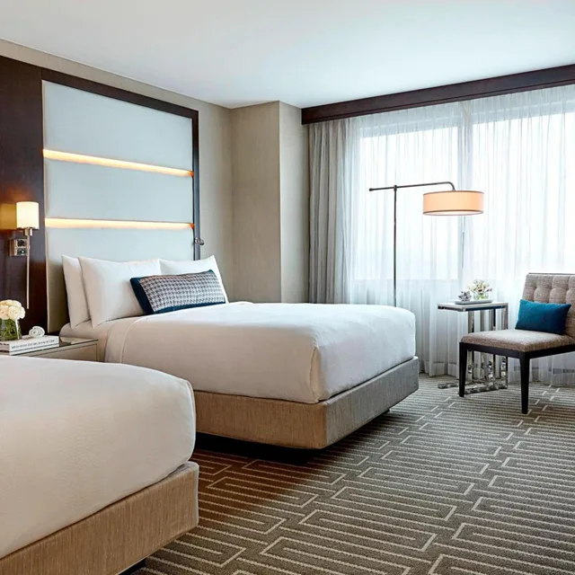 غرفة بسرير كوين بحوض استحمام في طابق مرتفع لذوي الإعاقة، JW Marriott Minneapolis Mall of America 1/2