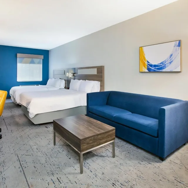غرفة بسريرين كوين مع أريكة، Holiday Inn Express Hotel Suites Wauseon 3/3