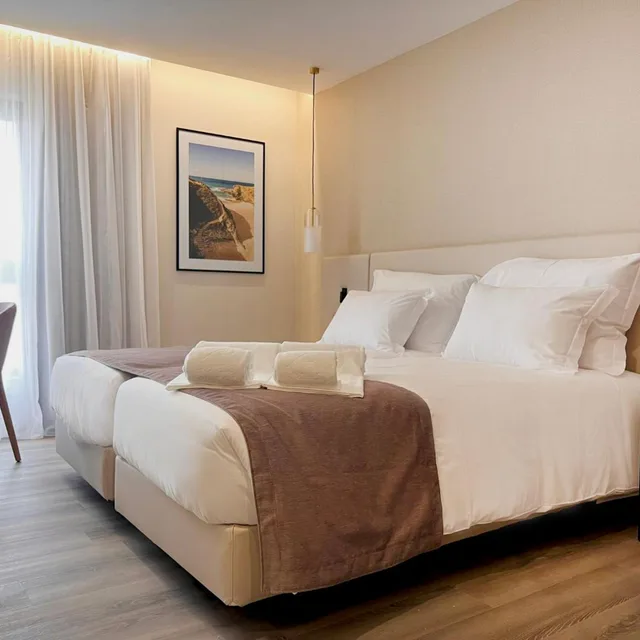 غرفة بسريرين منفصلين بإطلالة على البحر، Hotel Sinerama 1/7