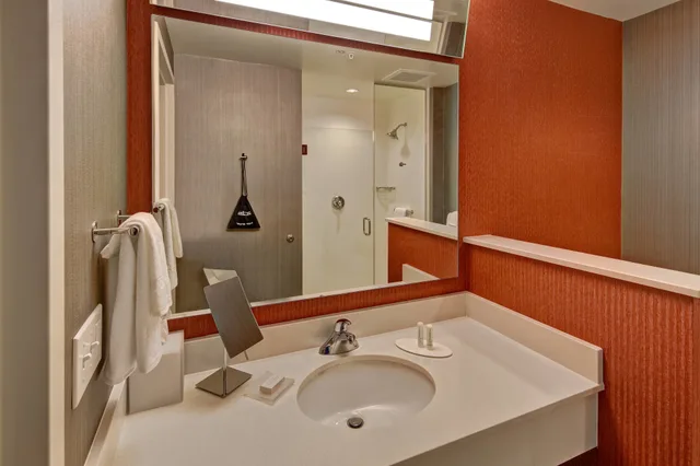 جناح جونيور بسريرين كوين مع أريكة، COURTYARD WESTBURY LONG ISLAND 3/4