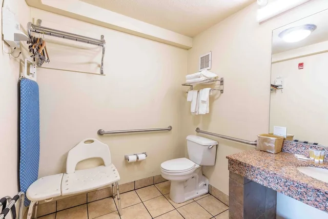 غرفة بسريرين مزدوجين، Days Inn by Wyndham Oklahoma City/Moore 6/10