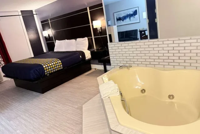 جناح بسرير كينج بجاكوزي، Coratel Inn & Suites by Jasper Hastings 7/10