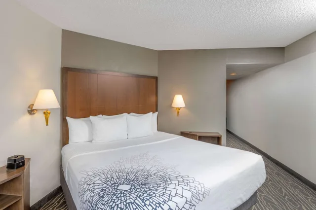 جناح بسرير كينج، La Quinta Inn and Suites by Wyndham Secaucus Meadowlands 2/4