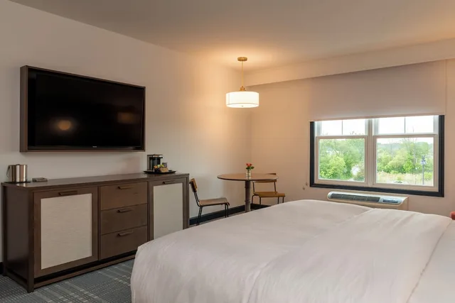 Room, King Bed, Lake Side, Bathtub، Hotel Canandaigua, Tapestry Collection by Hilton 4/9