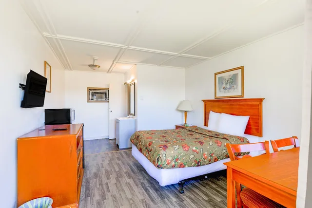 غرفة بسرير كوين، Country Hearth Inn and Suites By OYO Sturgis 2/7