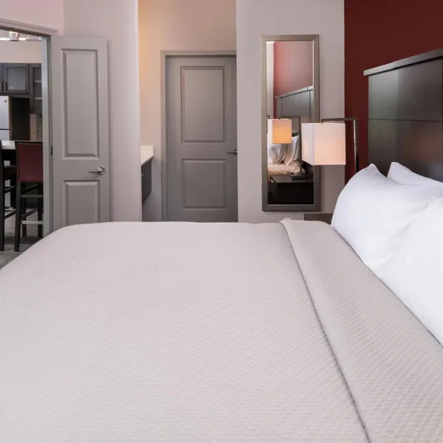 جناح بسرير كوين بغرفة نوم واحدة مع أريكة، STAYBRIDGE SUITES LAKE CHARLES 4/8