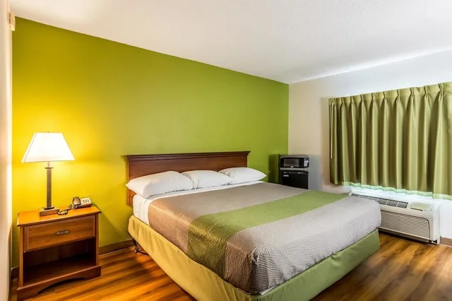 Deluxe, Queen Bed, Accessible, Motel6 Petersburg, VA - Fort Lee 4/10