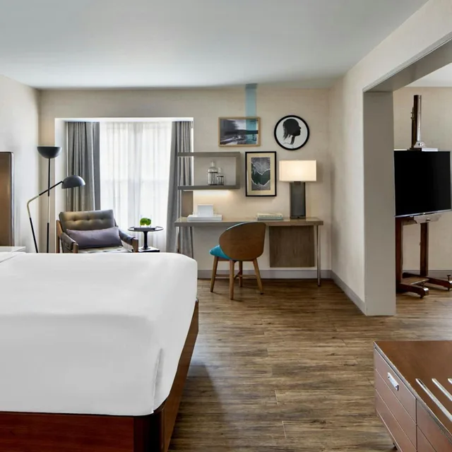 1 Bedroom, Beach, Suite, King Bed, Small، The Del Monte Lodge Renaissance Rochester Hotel Spa 1/10