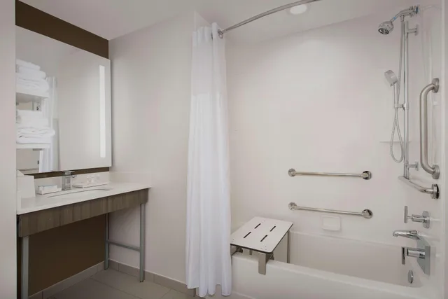 جناح بسرير كينج بغرفة نوم واحدة لذوي الإعاقة، Hilton Garden Inn Columbia Airport 3/3