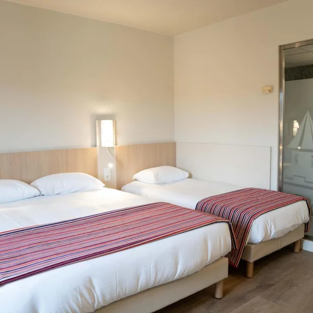 غرفة ثلاثية، INTERHOTEL ESPACE CITE 1/10
