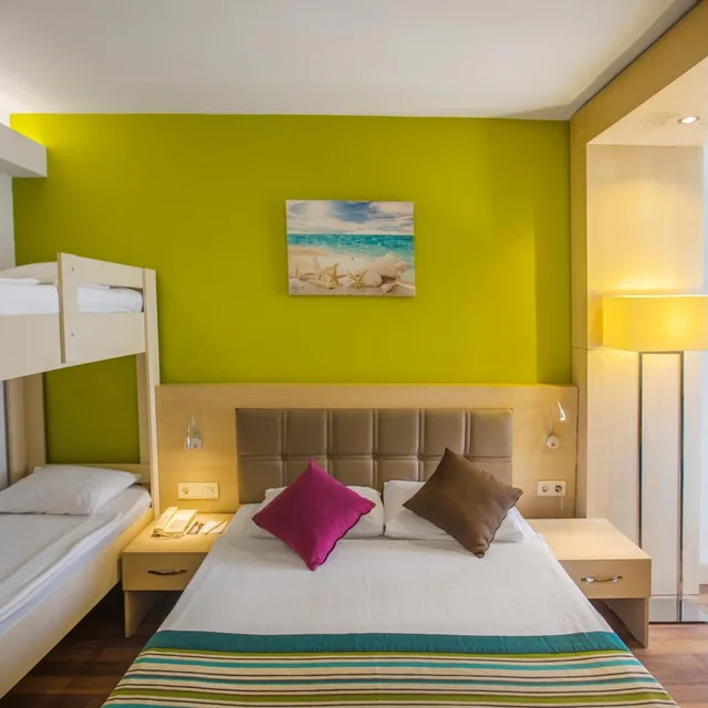 غرفة بسرير مزدوج بإطلالة على الحديقة، Meridia Beach Hotel 5/7