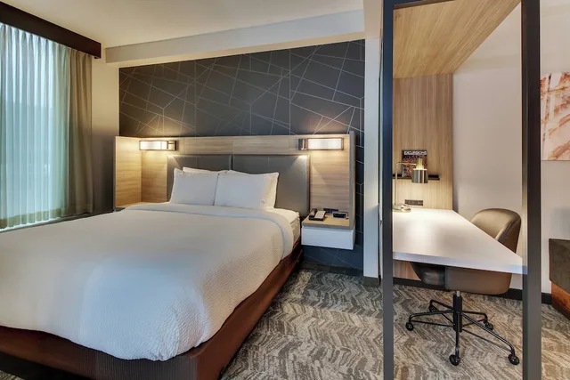 جناح بسرير كينج مع أريكة، SpringHill Suites Birmingham Downtown at UAB 2/6