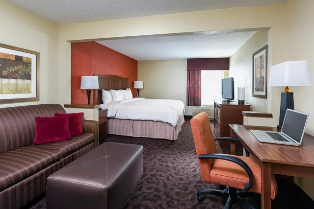 Study, King Bed, Sofa، Hampton Inn Ontario/Mansfield 2/2
