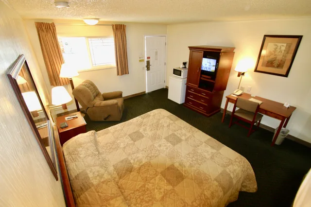 غرفة بسرير كينج يُسمح فيها بالحيوانات الأليفة، Gateway Inn 2/10
