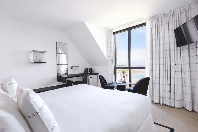 غرفة كلاسيكية بسريرين منفصلين بإطلالة على البحر، L Agapa Hotel Spa Nuxe 2/7