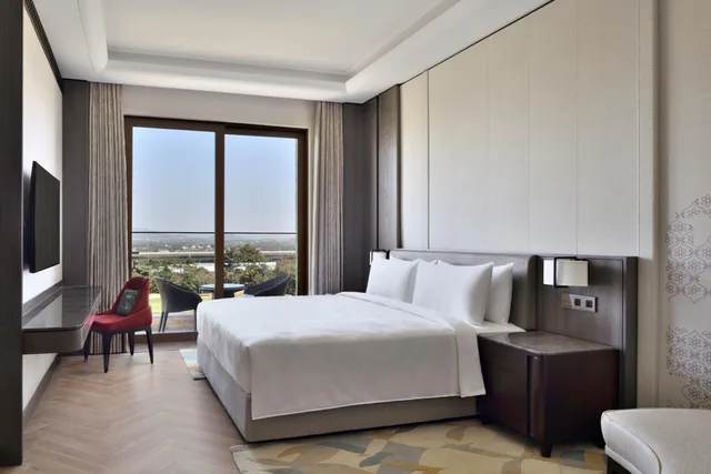 غرفة سيغنتشر بسرير كينج بشرفة، JW Marriott Bengaluru Prestige Golfshire Resort & Spa 1/3