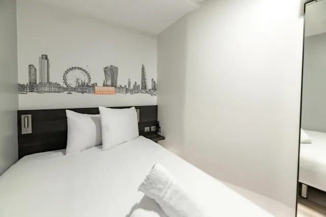 Standard, Double Bed, No Window، easyHotel London Victoria 6/10
