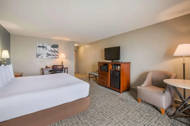 غرفة بسرير مزدوج بإطلالة على البحيرة، Best Western Harbour Pointe Lakefront 1/4