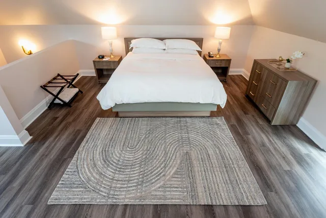 جناح بسرير كوين، Glenerin Inn 8/10