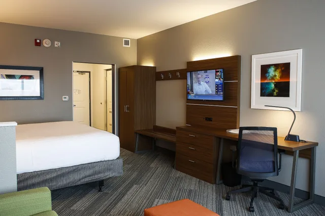 غرفة قياسية بسرير كينج لذوي الإعاقة، HOLIDAY INN EXPRESS EVANSVILLE 3/4