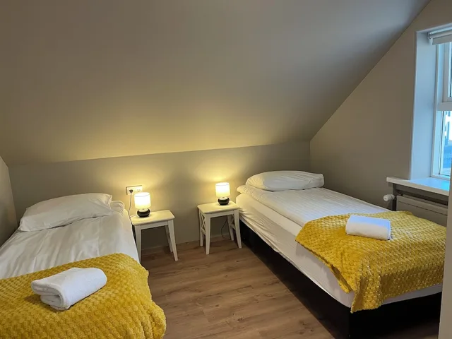 شقة بسرير كينج وسريرين منفصلين بغرفتي نوم مع أريكة، Guesthouse Hvammur 2/7