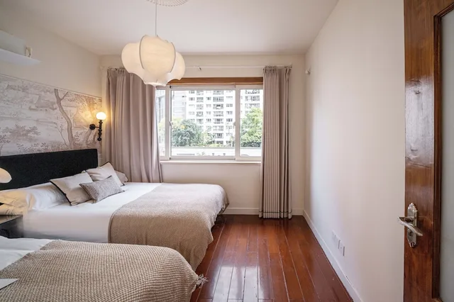 3 Bedrooms, Senior, Apartment, Twin Beds, 1 Queen and 2 Double Beds, Bathtub، Book and Bed-People's Square 3/10