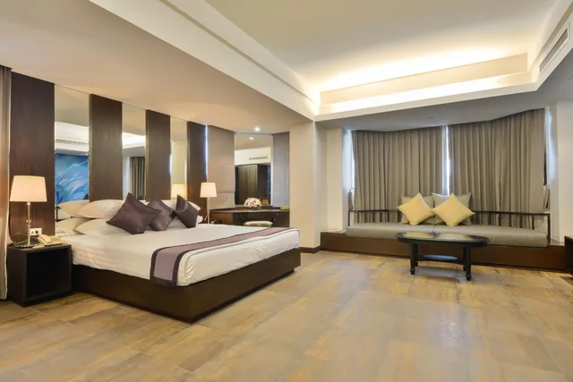 جناح جونيور، The Grand Sathorn 1/8