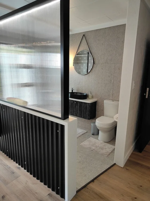 شقة بسرير كينج وسريرين منفصلين بغرفة نوم واحدة في الطابق الأرضي، Hornbill House 4/6