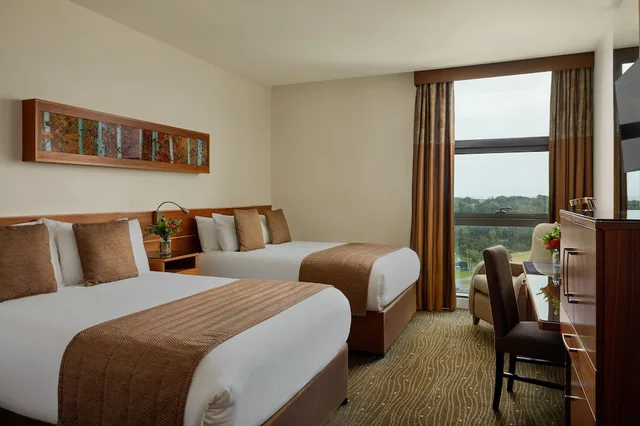 غرفة قياسية رباعية بسريرين مزدوجين بغرفة نوم واحدة، The Gateway Hotel Dundalk 1/1
