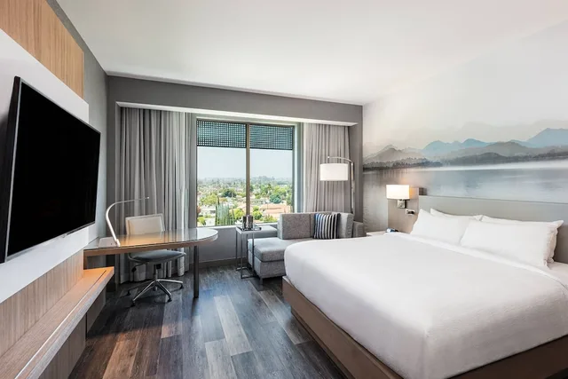 غرفة بسرير كينج لذوي الإعاقة، Courtyard By Marriott Los Angeles Monterey Park 1/3
