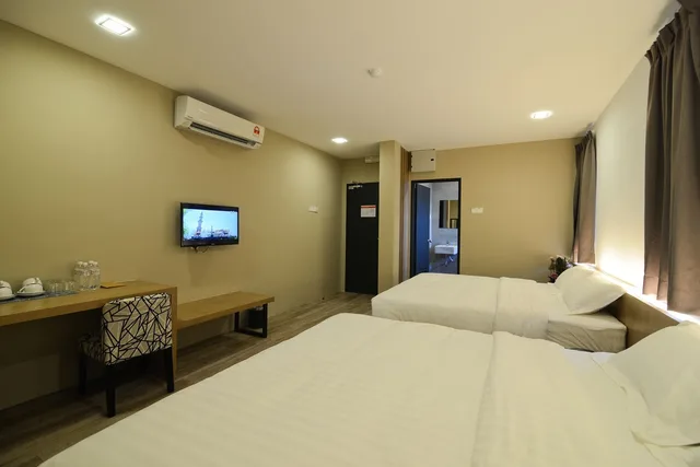 غرفة ديلوكس بسريرين منفصلين وسريرين كينج بغرفة نوم واحدة، De Parkview Hotel 1/4