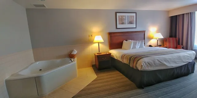 جناح بسرير كينج بحوض جاكوزي لذوي الإعاقة، Country Inn & Suites by Radisson, Chambersburg, PA 3/6