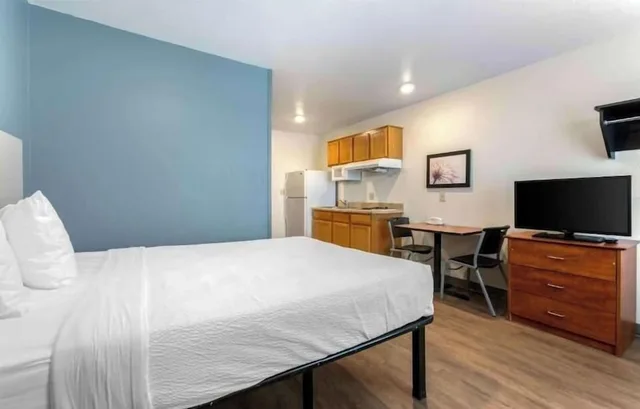 غرفة بسرير كوين بمطبخ، Studio 6 Extended Stay El Paso East TX 1/10