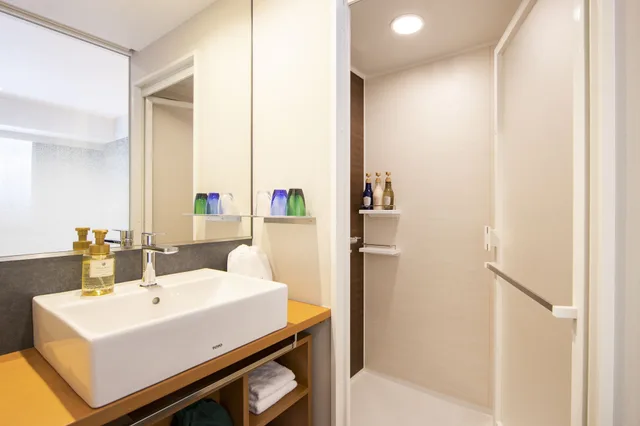 غرفة متصلة قياسية بأربعة أسرّة، Karaksa Hotel Grande Shin-Osaka Tower 3/5